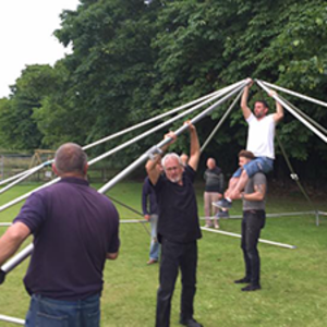 volunteers-helping-to-put-up-the-marquee (cropped)