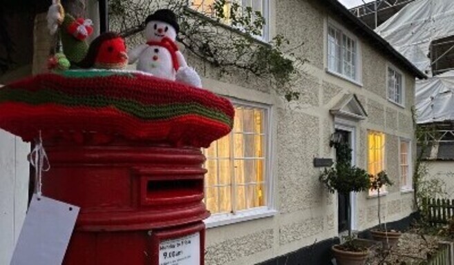 yarn-bomb-postbox-in-barley (cropped)