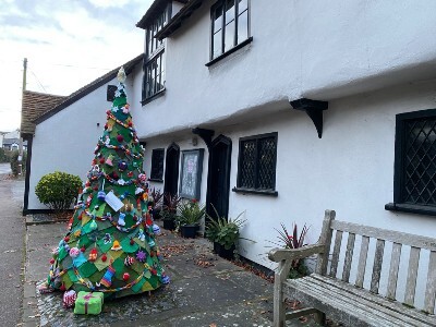 knitted-christmas-tree-outside-town-house